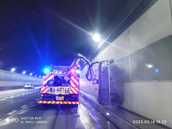 03 清洗江门站隧道壁.jpg