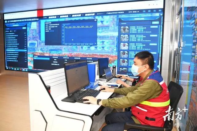 工业园区建设起智慧园区管理体系,网格员“一屏观天下”。 南方⁺ 杨兴乐 拍摄 图片