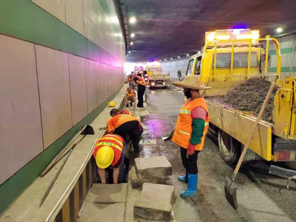清理隧道排水设施.jpg