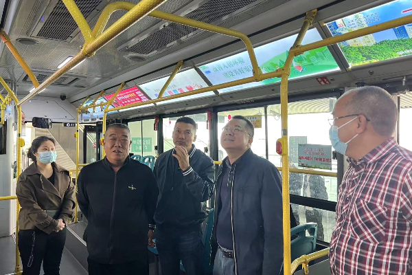 检查公交车辆设施.jpg