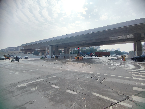 三和大道跨线桥已拆除门洞式支架，开放南北方向通行 (1).jpg