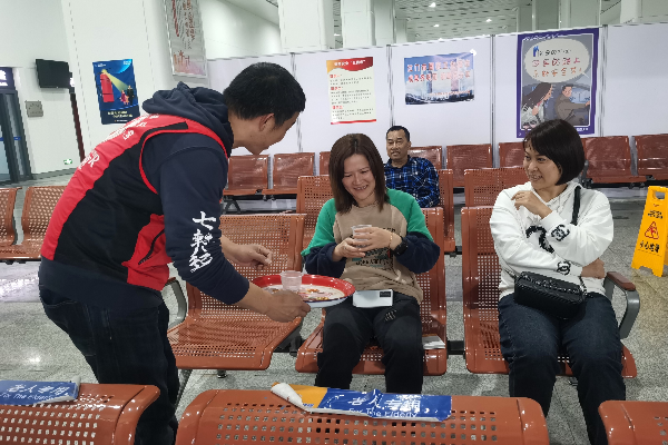 江门站长途汽车客运站志愿服务岗为旅客提供便民服务.jpg