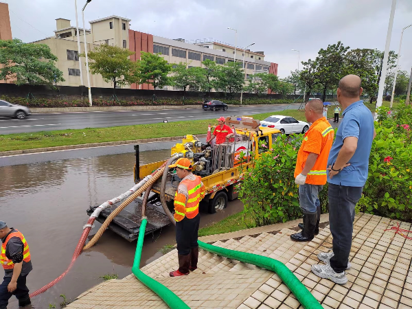 07水浸路段排涝.jpg