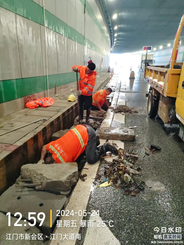 【图02】0524 12时59分 养护人员清理银湖隧道排水沟杂物.jpg