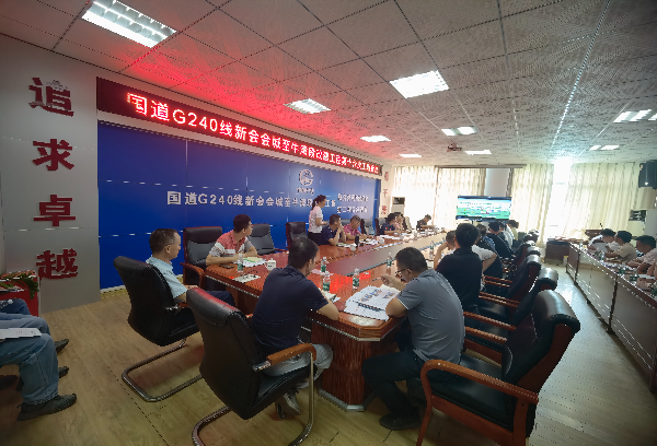 图2：在燕雨直播
国道G240线新会会城至牛湾段改造工程联合体项目经理部召开异地运营重型货车安装右侧盲区宣贯会.jpg