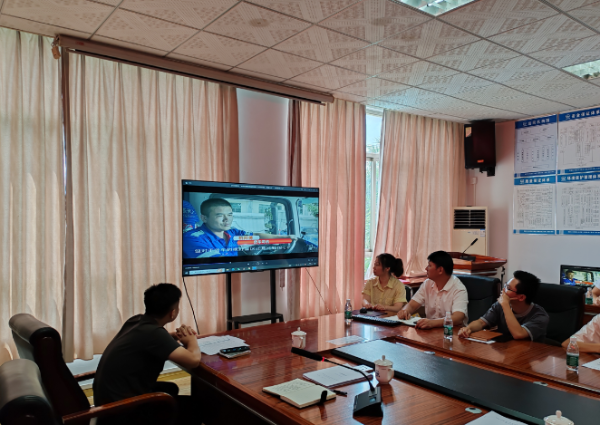 图3：在燕雨直播
国道G240线新会会城至牛湾段改造工程联合体项目经理部召开异地运营重型货车安装右侧盲区宣贯会.jpg.png