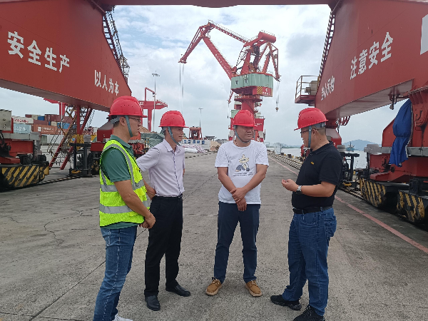 图4:9月5日上午,刘德胜副局长带队检查新会港国际货运码头防御台风工作.jpg