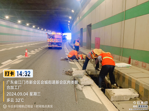 图5:9月4日上午,道路养护人员疏通排水沟.jpg