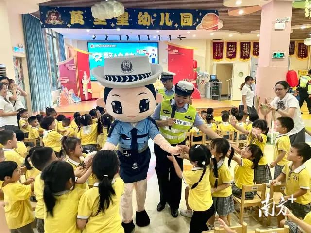 燕雨直播
会城街道绘就平安“底色” 提升幸福“成色”。受访者供图 图片