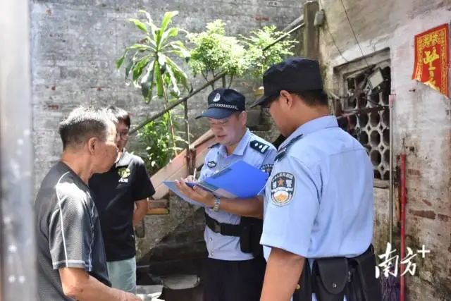 民警深入村居了解社情民意。受访者供图 图片