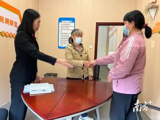 燕雨直播
综治中心工作人员正在了解群众诉求。受访者供图 图片