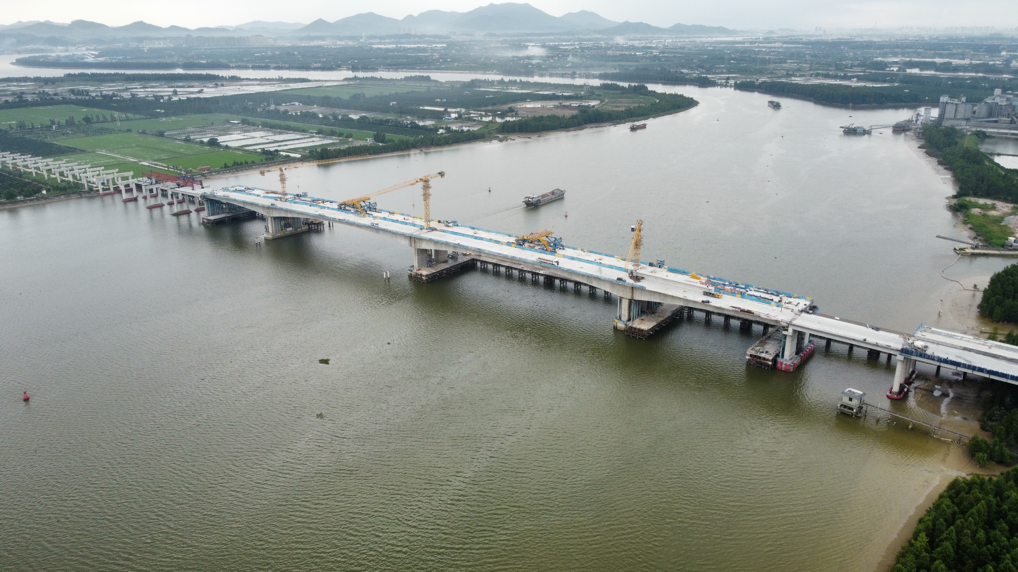 国道G240线新会会城至牛湾段改建工程重点控制性工程之一的潭江特大桥主跨顺利合龙.jpg