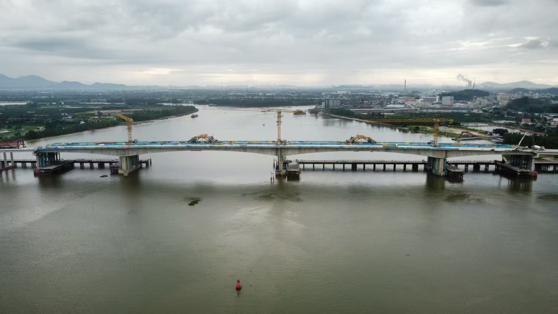 国道G240线新会会城至牛湾段改建工程重点控制性工程之一的潭江特大桥主跨顺利合龙2.jpg