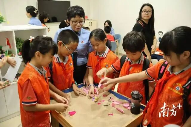 黎杏瑜在开展法治教育活动。