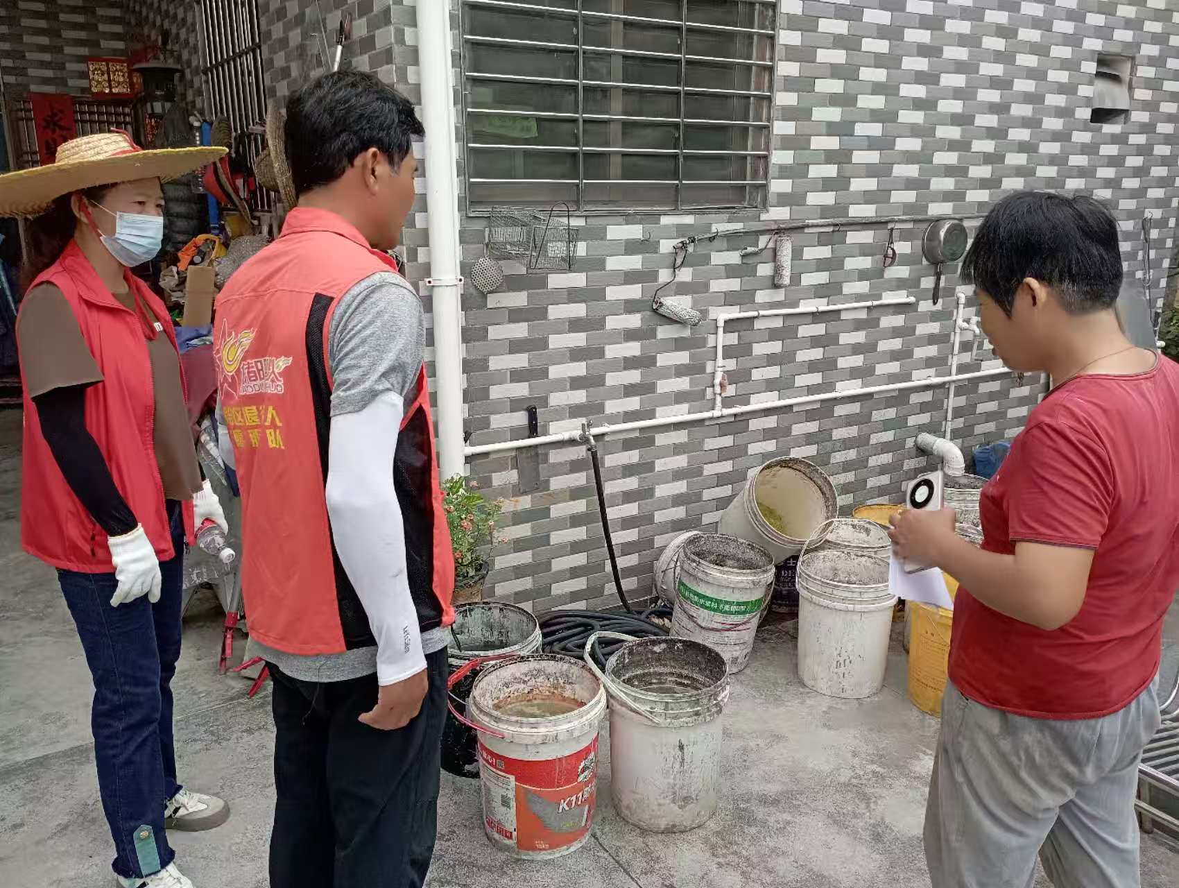 古井镇奇乐村“兵书记”黄连洪入户宣传基孔肯雅热疫情防控要点、清倒积水.jpg