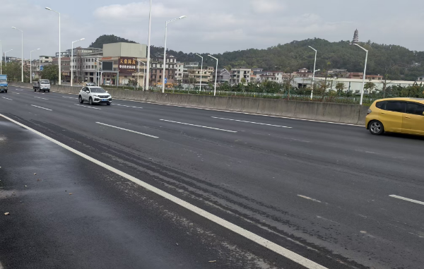 提前3个月完成江门大道主车道路面维修.jpg