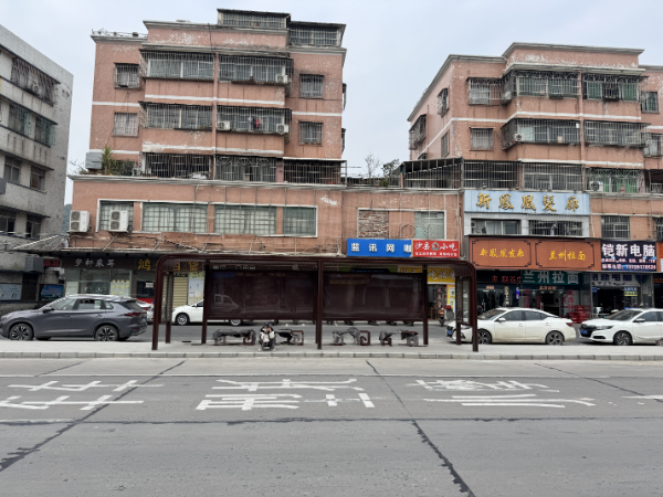 2025年12月底，大泽镇新开公路沿线43个候车亭改造完成并投入使用 (2).jpg