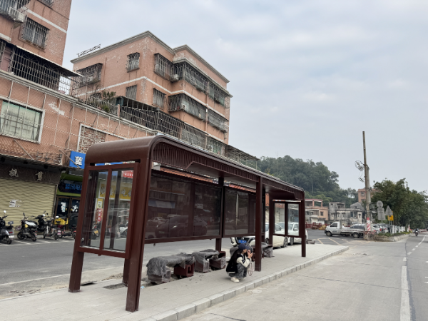 2025年12月底，大泽镇新开公路沿线43个候车亭改造完成并投入使用 (1).jpg
